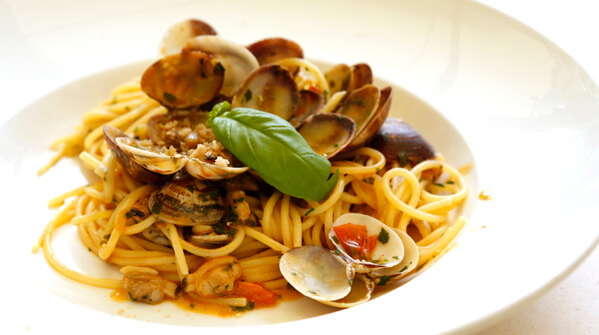 トマトと魚介類のパスタ