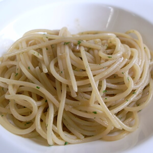 アンチョビと玉ねぎのパスタは、非常に一般的なレシピです。甘くなるまで弱火で炒めた玉ねぎとアンチョビ、それに生クリームを入れると深みのある止められない味になります。