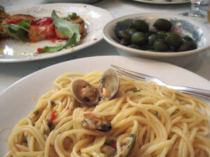 イタリアの田舎の食堂で食べるパスタ