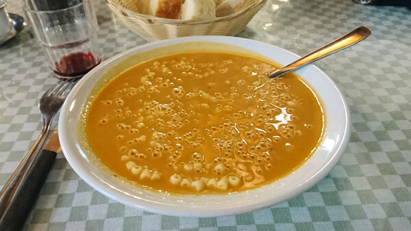イタリアの食堂のスープ