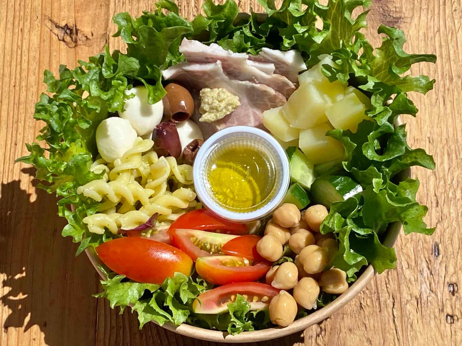 毎週水曜日から土曜日販売中です。サラダボールとパスタのテイクアウト